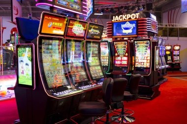 Studio produksi acara permainan langsung a1togel dengan host profesional dan kamera broadcast